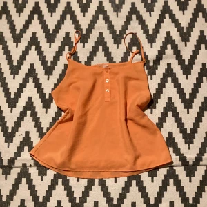 topp - säljer denna supersöta topp! den är köpt för 2 år sen 2hand, så den har vissa defekter- däremot inget man tänker på! säljer då den inte kommit till användning ❤️linnet har justerbara band!