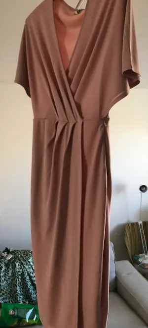 Fin rosa klänning aldrig använd från Make Way stl 38