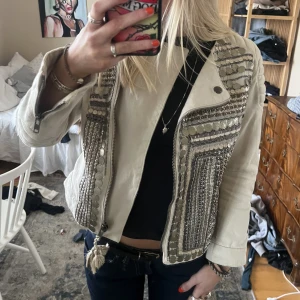 Vårjacka  - Vårjacka/ jeansjacka med massa paljetter och pärlor! Jätte cool🖤Storlek 36