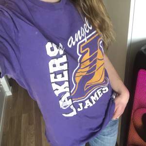 Cool Lakers t-shirt i strlk M. Sitter lite oversized på mig som vanligtvis är en S.  💜 Använd ett fåtal gånger och i bra skick!