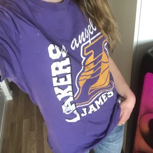 T-shirt m. Tryck - Cool Lakers t-shirt i strlk M. Sitter lite oversized på mig som vanligtvis är en S.  💜 Använd ett fåtal gånger och i bra skick!