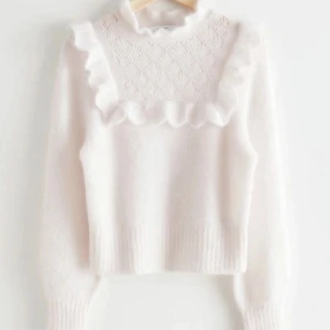 Stickad tröja - Säljer denna fina stickade tröja från & other stories💗 Använd 1 gång så är i nyskick, nypris 800💗💗💗