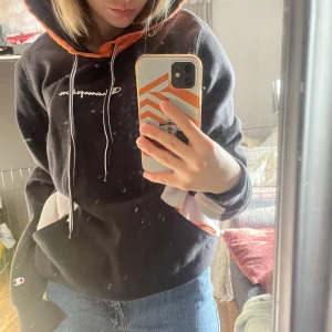 Champions hoodie  - Kommer ej till användning, bra skick. Hundar finns i hem och därav tvättas allt innan frakt, jag bär XS och denna är S, skriv för fler bilder eller info! 💛