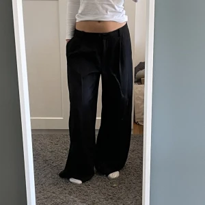 Byxor - Väldigt vida och lågmidjade kostymbyxor från zara. Bra skick🖤