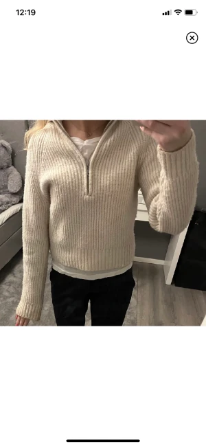 Stickad zip up tröja - Så fin tröja köpt här på Plick som inte passade mig. Off-white färg❤️‍🔥 lånade bilder, köparen står för frakt