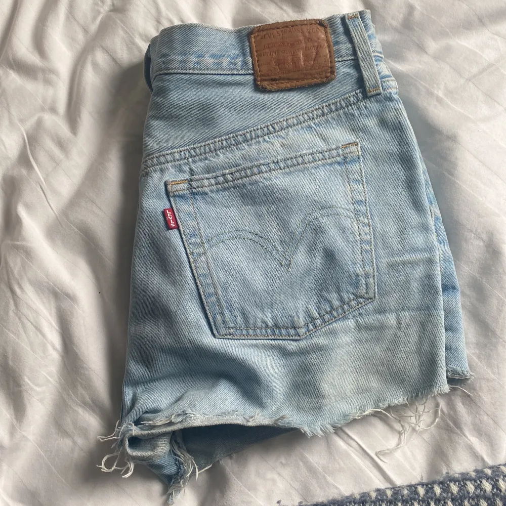 Shorts levis perfekta till sommarn! Står w29 som strl men skulle uppskatta till en vanlig 38!. Jeans & Byxor.