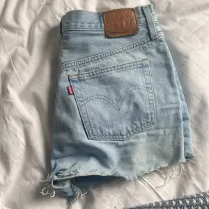 Shorts levis perfekta till sommarn! Står w29 som strl men skulle uppskatta till en vanlig 38!