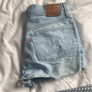 Levis shorts  - Shorts levis perfekta till sommarn! Står w29 som strl men skulle uppskatta till en vanlig 38!