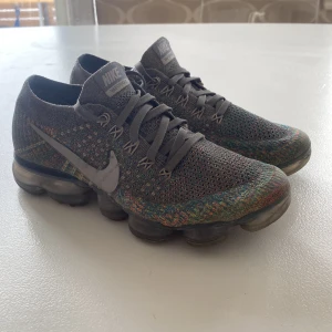 Nike vapormax -  Nike vapormax i storlek 37,5.  Dom är i fint skick. Super sköna skor. Skriv för frågor och mer bilder. 