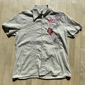 70s cut embroided shirt - Wow-factor, inga defekter. Så jävla fin men tycker den e lite svår att styla, enjoy ❤️Sitter som en liten L på grabbar