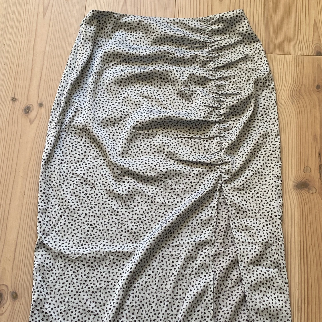 Långkjol med blommor