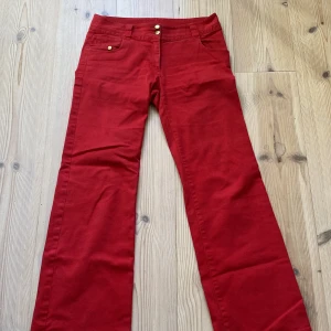 Röda lågmidjade jeans - Säljer mina superfina röda lågmidjade jeans! De sitter som en smäck på mig som har strl. 36. I mycket bra skick.
