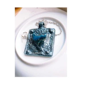 Halsband i metal imitation  - Halsband i metal imitation & bergslagsten 🌑✨ Kedjan är 25 cm, nyckelfri! Smycket är ca 4x4 cm   Frakt tillkommer! ☺️