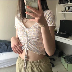 Topp - Urgullig tröja, passar perfekt till både våren och sommaren 🌞 Går att ändra till önskad längd genom snörena ❗️ Aldrig använd. Storlek XS men passar XXS-S