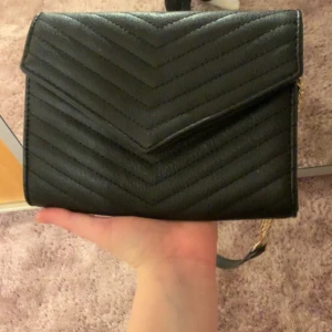 Väska - Säljer denna fina väska då den inte kommer till användning så mycket längre. Mer info eller bilder? Hör bara av er så löser jag det!💓💓