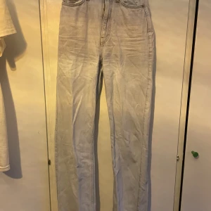 Weekday jeans - Säljer dessa ljusblåa bootcut jeans från weekday. Sitter jättebra på mig som är ca 160 men säljer pga att jag inte tycker om hur högmidjade jeans sitter på mig. Köpt i somras för 200kr