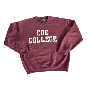 Tröja - Röd Swetshirt med tryck där fram  Strlk: S Oversize  Inga märken eller skador