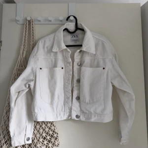 Jeans jacka - Söt vit croppad jeansjacka från Zara🤍 endast använd ett fåtal gånger. Skriv på dm för mer info eller bilder!
