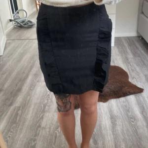 Kjol  - Jättefin och bekväm kjol med vorlanger, knappt använd 