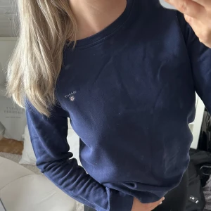 Tröja  - Säljer min marinblåa Gant tröja, använd ett fåtal gånger 