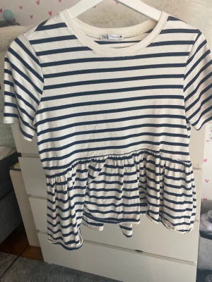 Zara tröja - Säljer denna fina zara tröjan eftersom att den inte kommer till så mycket användning. Väldigt fint skick! Hör av er vid intresse eller frågor!💕