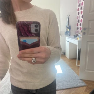 Stickad tröja - Säljer denna fina stickade tröja från Vero Moda som passar till alla tillfällen! Storlek xs. Lite knottrig men annars fint skick. Hör av er vid frågor eller intresse💕