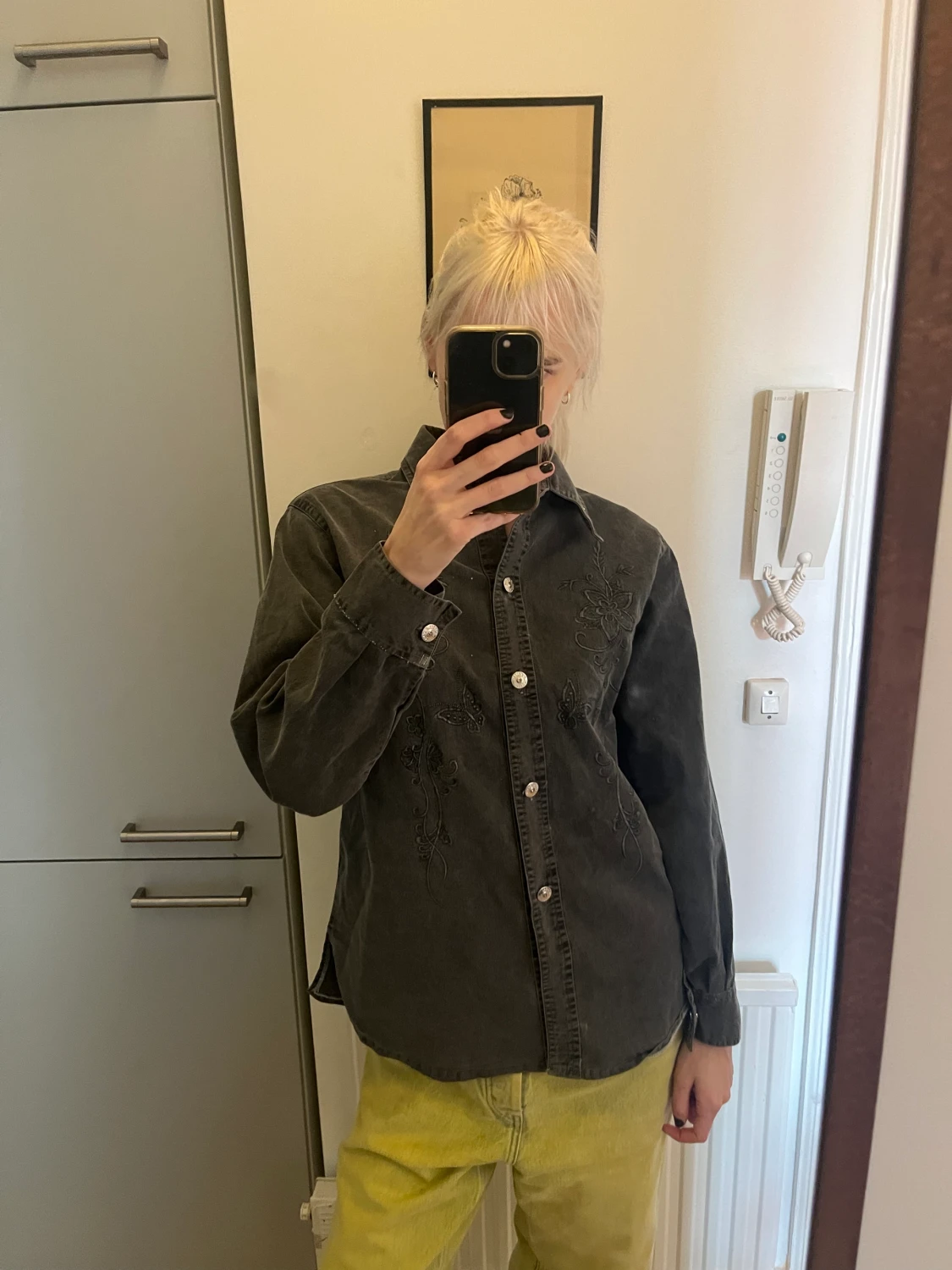 Grå skjorta med fjärilsbroderier - 90