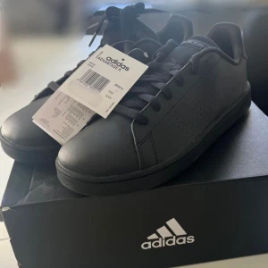 Adidas Sneakers - Helt nya och oanvända Adidas Sneakers. Hel svarta.