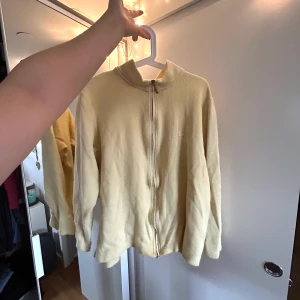 Gul zip up - Oversized, stickad, gul zip-up. Köpt second hand vilket medger okej skick. Pris är inklusive frakt.💞