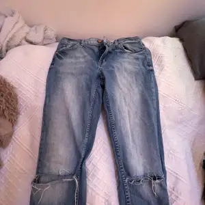 Ett par för små jeans som jag inte andvänder men dom är fina