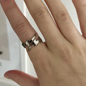 Blixt ring i sterling silver - Säljer min fina ring i sterling silver! Är i super fint skick, säljer endast då den ej kommer till användning. 50kr