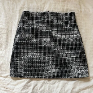 Kostymkjol - Minikjol med snyggt mönster, säljer för att den är för liten🥲Pris är inklusive frakt 💞