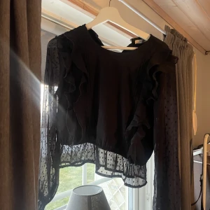 Söt blus  - Säljer denna blusen ifrån NA-KD. Är i storlek S endast använd några gånger. Säljer för 170kr + frankt 