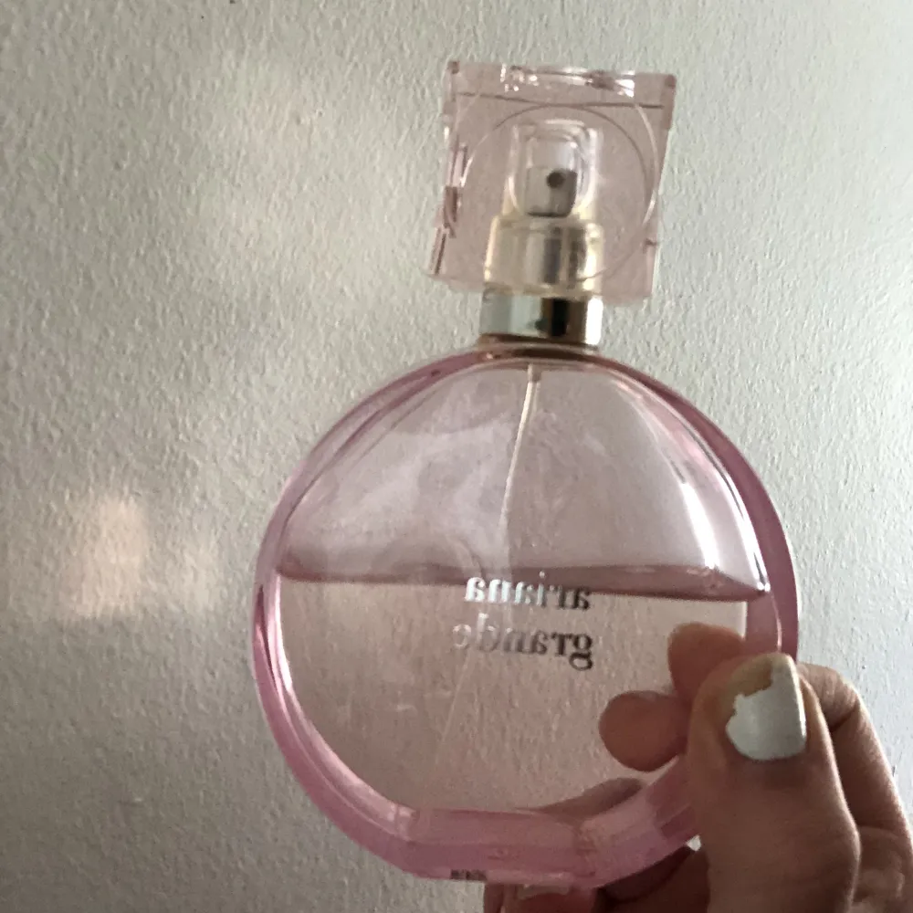 Ariana grande parfym i 100 ml (största storleken) men ca 40% är använt så typ 60 ml kvar. Säljer för 60. Parfym.