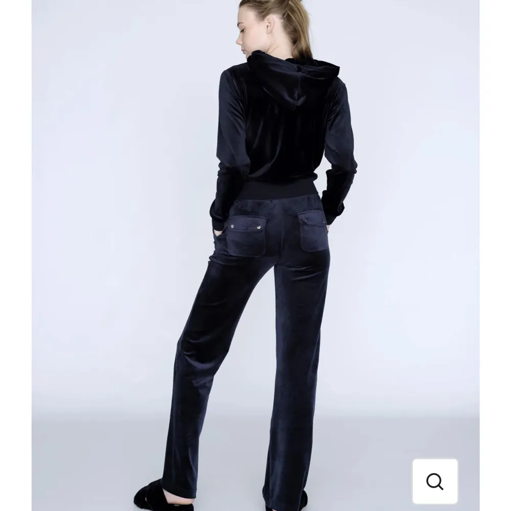 Jag säljer mitt mörkblåa Juicy Couture set från juicy’s egna hemsida. Mycket bra skick. Skriv för fler bilder eller funderingar🤗. Jeans & Byxor.