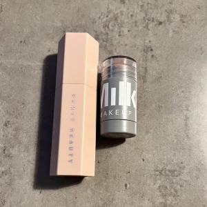 Fenty/milk - Säljer dessa två kräm produkter. Fentybeauty match stick i färgen amber endast swatchad. Milk makeup crawl blush i färgen perk. Använd 1 gång. Säljer båda för 400kr eller Fenty sticket för 300 och milk stick för 100 inklusive frakt. Milk sticket är sålt 