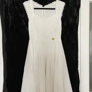 En jätte fin vit klänning från bubbelroom som tyvär inte kommer till användning för mig längre den är använd endast en gång. Man kan ha den på en student bröllop skolavslutningen mm. Jätte skön och fin klänning. Nypris 500, pris går att diskutera. 