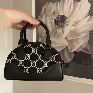 Liten svart väska - Aldrig använd rymmer mycke