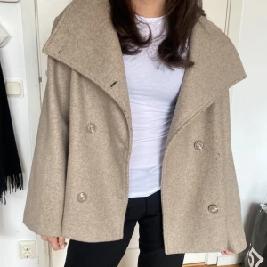 kappa - En beige kappa från bubbleroom som inte används längre. Den har inga skador förutom lite nopper men utöver det som ny!! Ursprungliga priset var 900kr
