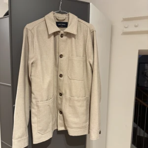 A Day’s March overshirt - En biege A Day’s March overshirt som endast är använd ett fåtal gånger! Nyskick Storlek: M