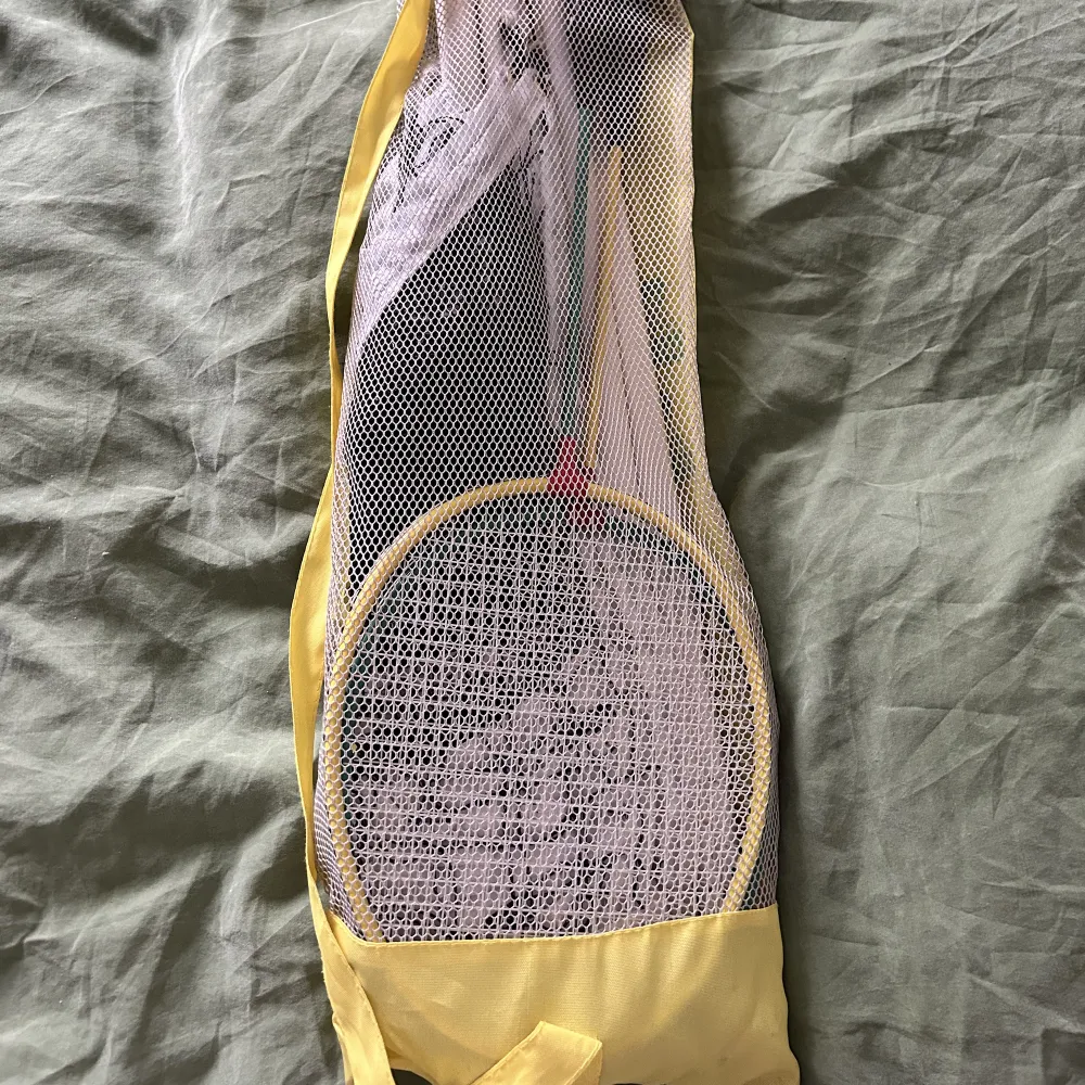 Ett badminton kit där 2 raka och nät ingår inklusive stolparna som man gräver ner. Bollar ingår Även men skulle rekommendera att köpa egna då de är lite trasiga.. Övrigt.