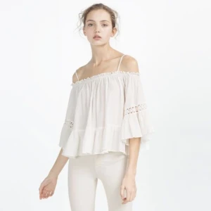 Topp - Vit topp från ZARA. Använd ett fåtal gånger och i mycket bra skick. Storlek XS