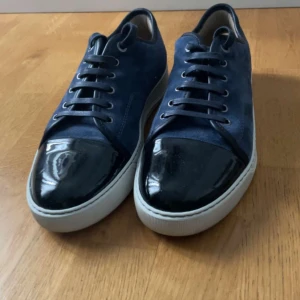 Lanvin - Hej nu säljer jag mina as feta lanvin skor i väldigt eftertraktad färg. Slutsålda på nk. Endast använda 2 gånger. Kan frakta spårbart via postnord eller mötas upp i Stockholm. Uk 8 vilket motsvarar 42-43. Hör av dig vid minsta fundering!🙌🏼