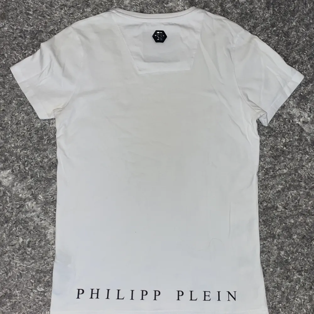 Philipp Plein T-shirt, storlek S, skick 8,5/10 använd ett par gånger men är som i toppskick! Köpt i Paris för drygt 1 år sedan! Hör av er vid intresse! Mvh Isak. T-shirts.