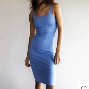 Blå klänning  - Säljer denna fina klänningen från Pull&Bear perfekt till sommaren nu. Helt oanvänd så väldigt bra skick strl Xs. 150kr + 54kr köparen står för frakten. 