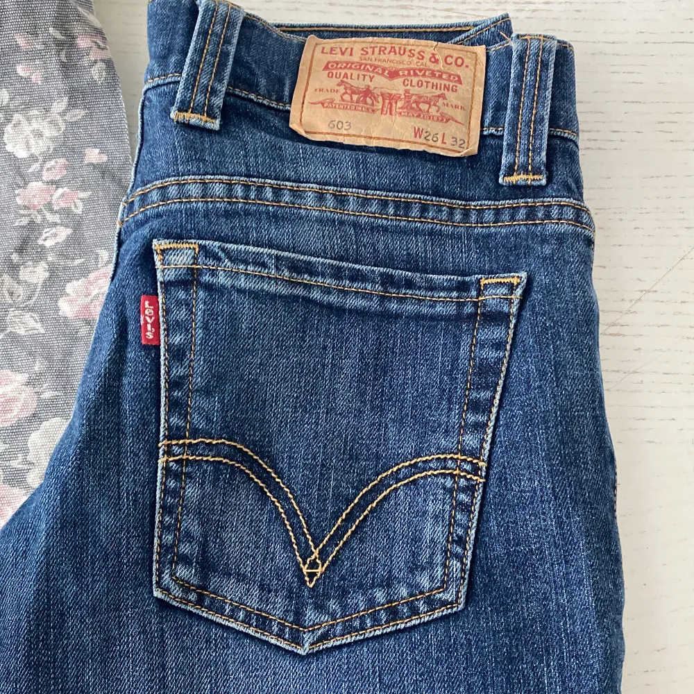 Säljer ett par as snygga Levis jeans i nyskick pågrund av att dem inte passade mig i storleken tyvärr😕dem är Low Waist och bootcut . Jeans & Byxor.
