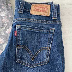 Säljer ett par as snygga Levis jeans i nyskick pågrund av att dem inte passade mig i storleken tyvärr😕dem är Low Waist och bootcut 