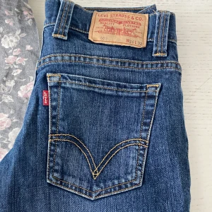 Levis jeans low Waist  - Säljer ett par as snygga Levis jeans i nyskick pågrund av att dem inte passade mig i storleken tyvärr😕dem är Low Waist och bootcut 