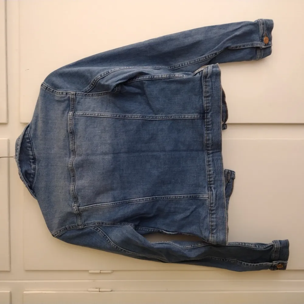 Hej!☺️ Jag säljer den här mörkblåa jeansjackan för 70kr+frakt  (Om ni är intresserade, har frågor så kan ni höra av er till mig)  Ha en fortsatt bra dag❤️. Jackor.