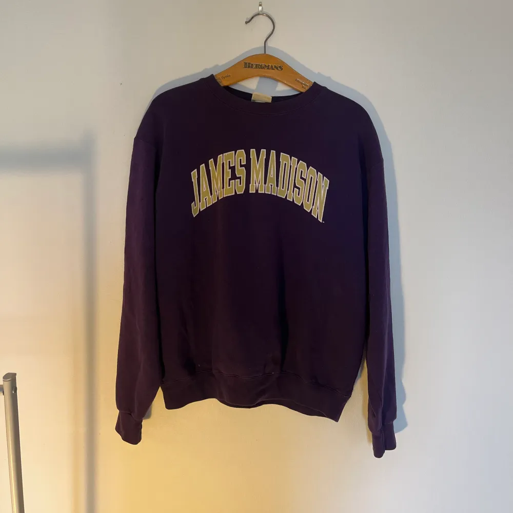 Lila vintage sweatshirt  från champion. Den är i gott skick då den är använd fåtal gånger . Tröjor & Koftor.